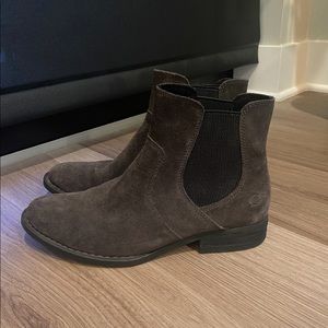 Born Carbon Suede Chelsea “Cove” Boots Size 7.5 Gray/Black